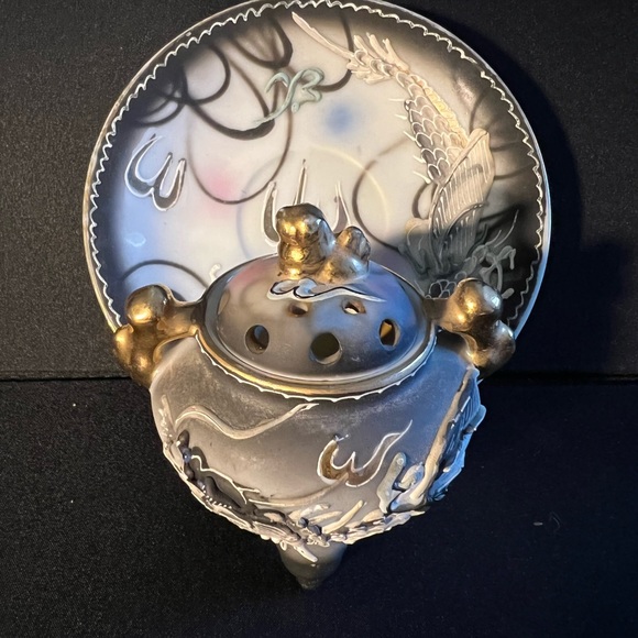 Porcelain tiny teapot. - Picture 3 of 7